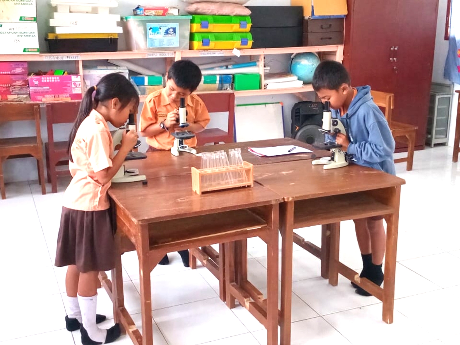 kegiatan praktek di laboratorium